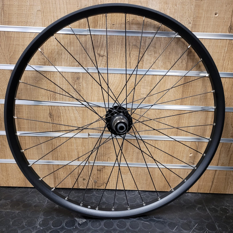 Last inn bildet i gallerivisningen, Bakhjul R&amp;M 26″ touring thruaxle Novatec

