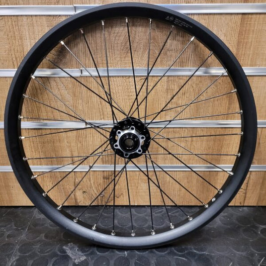 Forhjul / front wheel 20″ thruaxle Novatec Load/Packster (boost, 110mm)