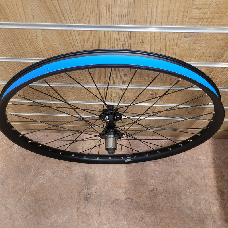 Last inn bildet i gallerivisningen, Bakhjul R&amp;M  / Rear wheel 27.5 touring Novatec , thruaxle Boost (H)

