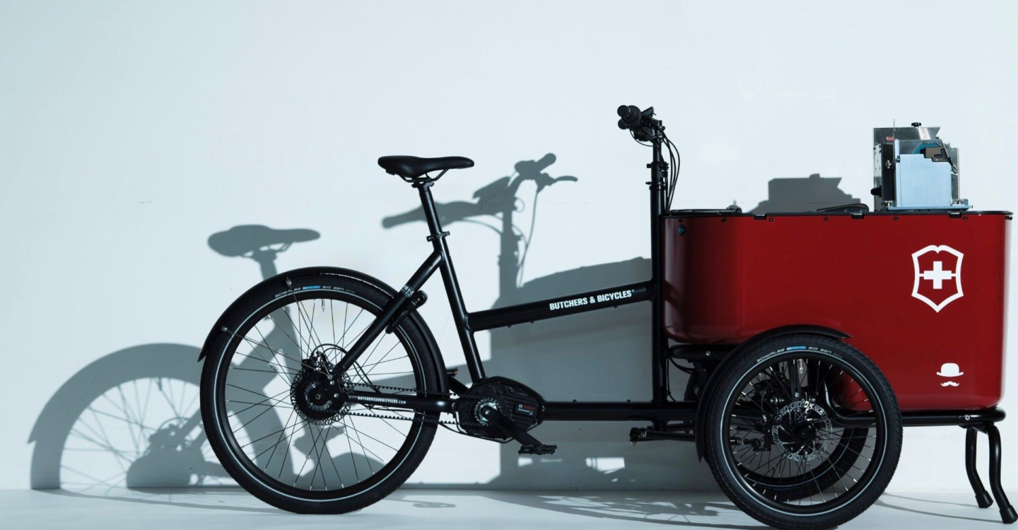 Einar Aslaksen Wallpaper Victorinox som inneholder produktbilde av en Butchers & Bicycles MK1-E3 Varer, sort sykkel med rød lastekasse