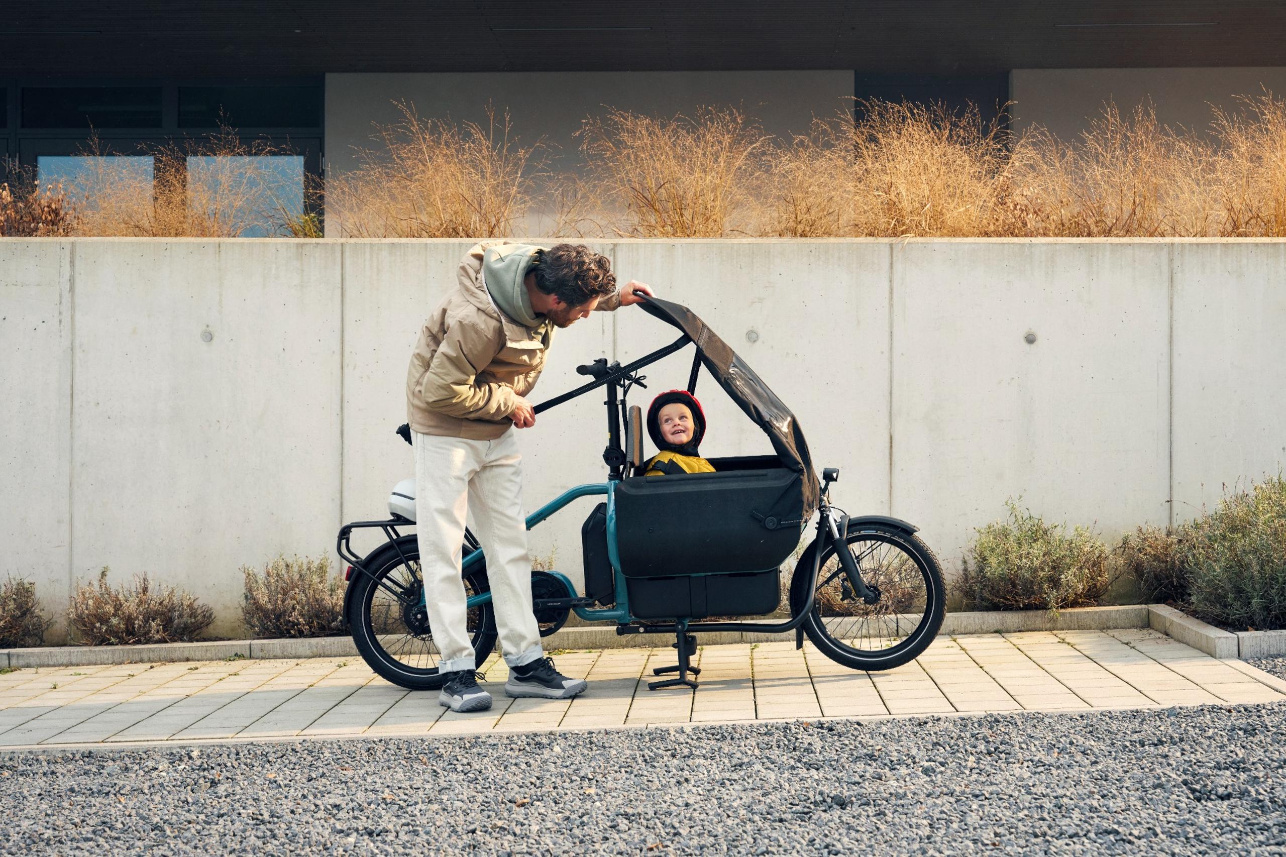 24_Zubehoer_Kinderverdeck_Carrie_RM_M_12505_02_Oeffnen_resized_2560px litesterkt regntrekk til Basic Box og Flex Box